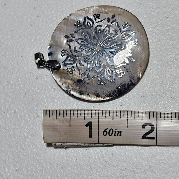 Elegant Round Mother Of Pearl Pendant Intricate Floral Design Fashion Jewelry - Picture 3 of 3